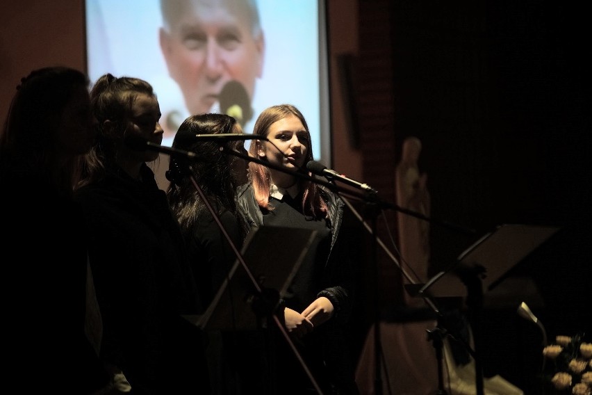 Uczniowie IV LO uczcili rocznicę wyboru Karola Wojtyły na papieża