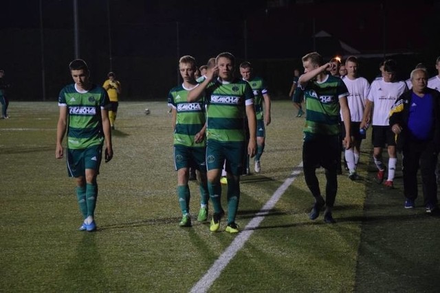 Piłkarze Centrum Radom (w zielonych koszulkach) wygrali u siebie z Jodłą Jedlnia-Letnisko 3:0.