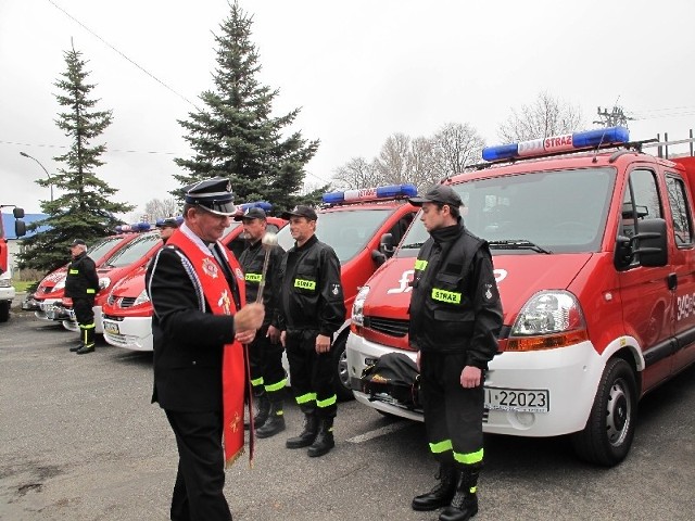 Trzynaście nowych wozów strażackich zostało przekazanych wczoraj m.in. do jednostek OSP w Przecławiu, Borowej, Czerminie i Wadowicach Górnych.