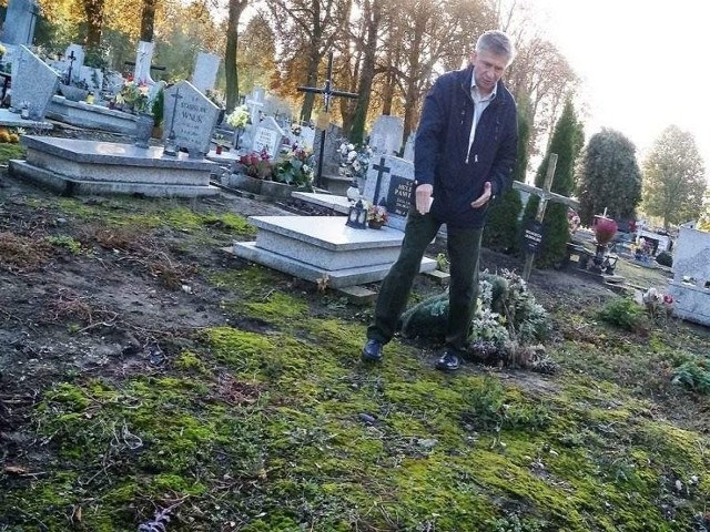 Edmund Mikołajczak wskazuje miejsce, w którym znajdował się grób matki Jana Kasprowicza