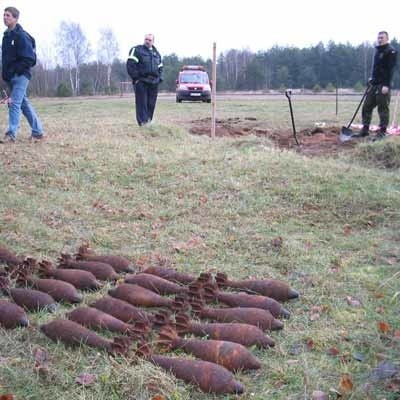 Znalezionych granatów młodzieżowych pilnowała straż miejska i policja. W miejscu, gdzie je znaleziono odbywało się wiele imprez i spotkań.