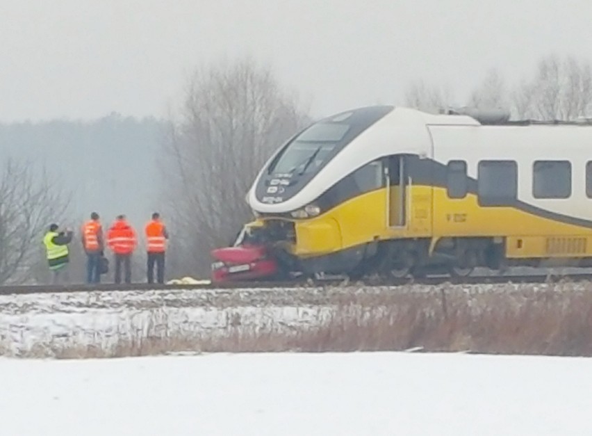 Samochód wjechał pod pociąg pod Wrocławiem