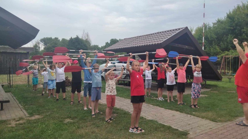 Wakacje z Wodnym Ochotniczym Pogotowiem Ratunkowym w Białobrzegach. Ratownicy organizują półkolonie, uczą pływać i zabierają na kajaki