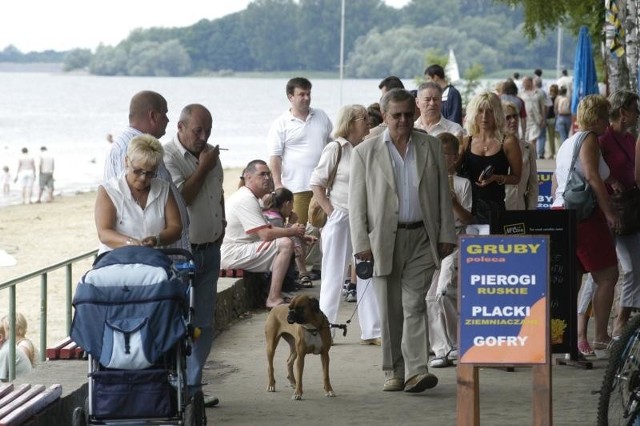 Promenada po północnej stronie jeziora przeżywała prawdziwe oblężenie turystów.