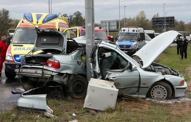 Wypadek BMW na Basenie Górniczym w Szczecinie. Trzy osoby zostały ranne.