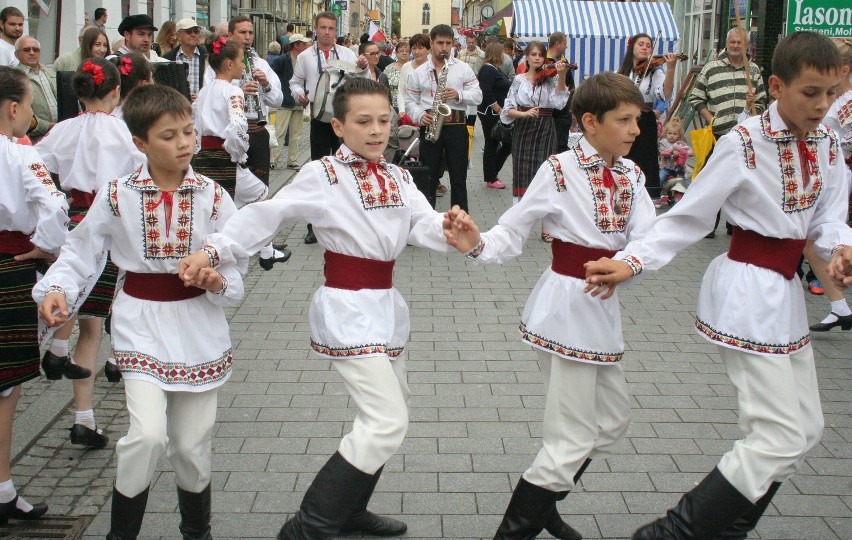 XVI Jarmark Jaszczurczy i Międzynarodowe Spotkania z Folklorem "Barwy Folkloru" w Chełmnie [zdjęcia]