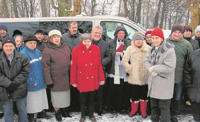 Mieszkańcy DPS cieszą się z nowego busa