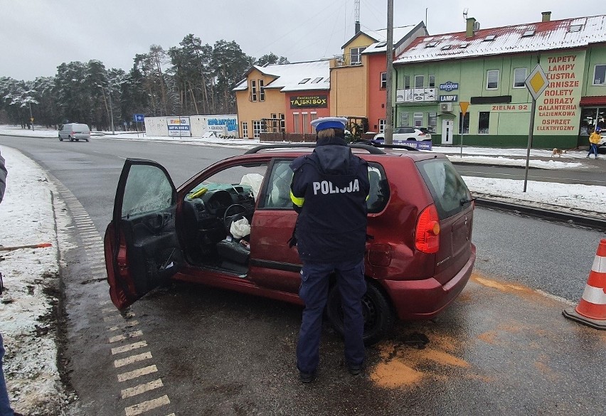 Włocławek. Ucieczka przed policją kradzionym pojazdem skończyła się wypadkiem [zdjęcia, wideo]