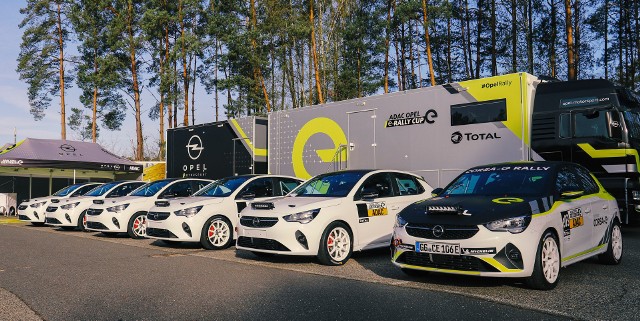 ADAC Opel e‑Rally Cup jest gotowy do pierwszego sezonu. Pierwsze dziesięć Opli Corsa‑e Rally zostało już dostarczonych do klientów. W Centrum Testowym w Dudenhofen zespoły rajdowe otrzymały nie tylko pojazdy, ale także sprzęt, w tym stylowe namioty dla ekip oraz kombinezony rajdowe dla kierowców i pilotów.Fot. Opel