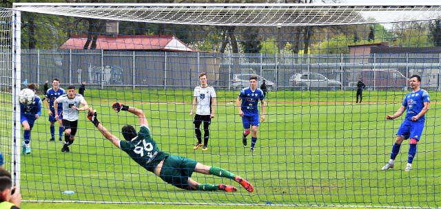 IV liga piłkarska w Małopolsce, grupa zachodnia (7 maja 2022): Unia Oświęcim - Wiślanie Jaśkowice 2:1. Na zdjęciu: Michał Szewczyk strzela karnego, dając oświęcimianom prowadzenie.