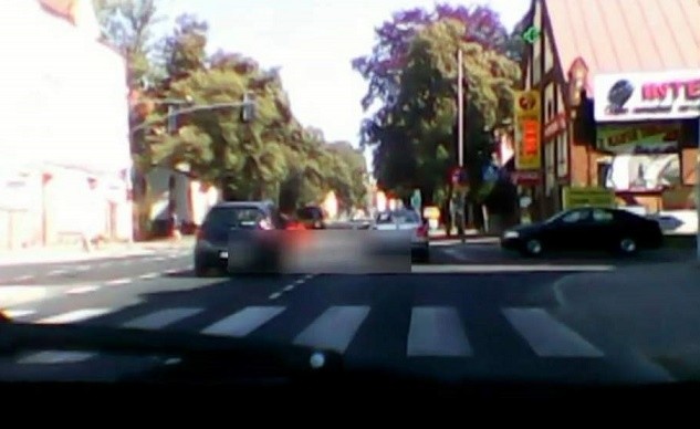 Na tym kadrze widać, jak kierowca przejeżdża na czerwonym świetle. O mało nie doszło do tragedii.