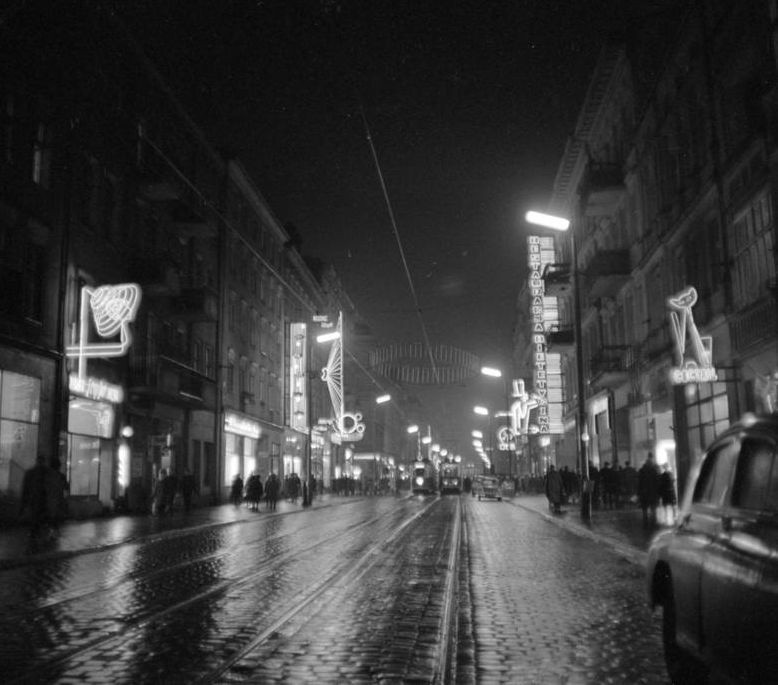 Reprezentacyjna ulica Poznania w blasku neonów.