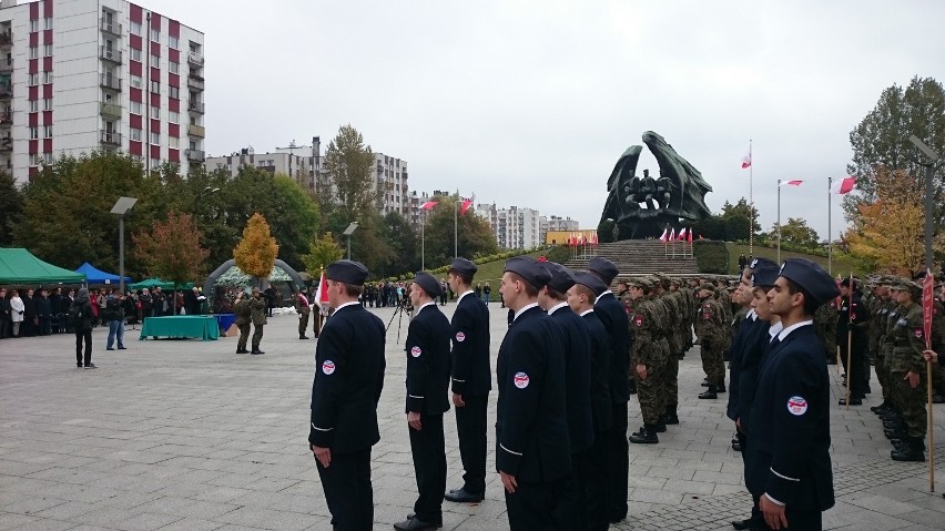 Ślubowanie uczniów klas mundurowych przed pomnikiem Żołnierza Polskiego w Katowicach 