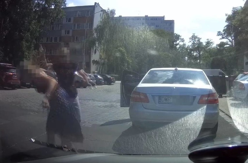 Agresja na drodze we Wrocławiu. Kierowca mercedesa szarpie się z kobietą [FILM]