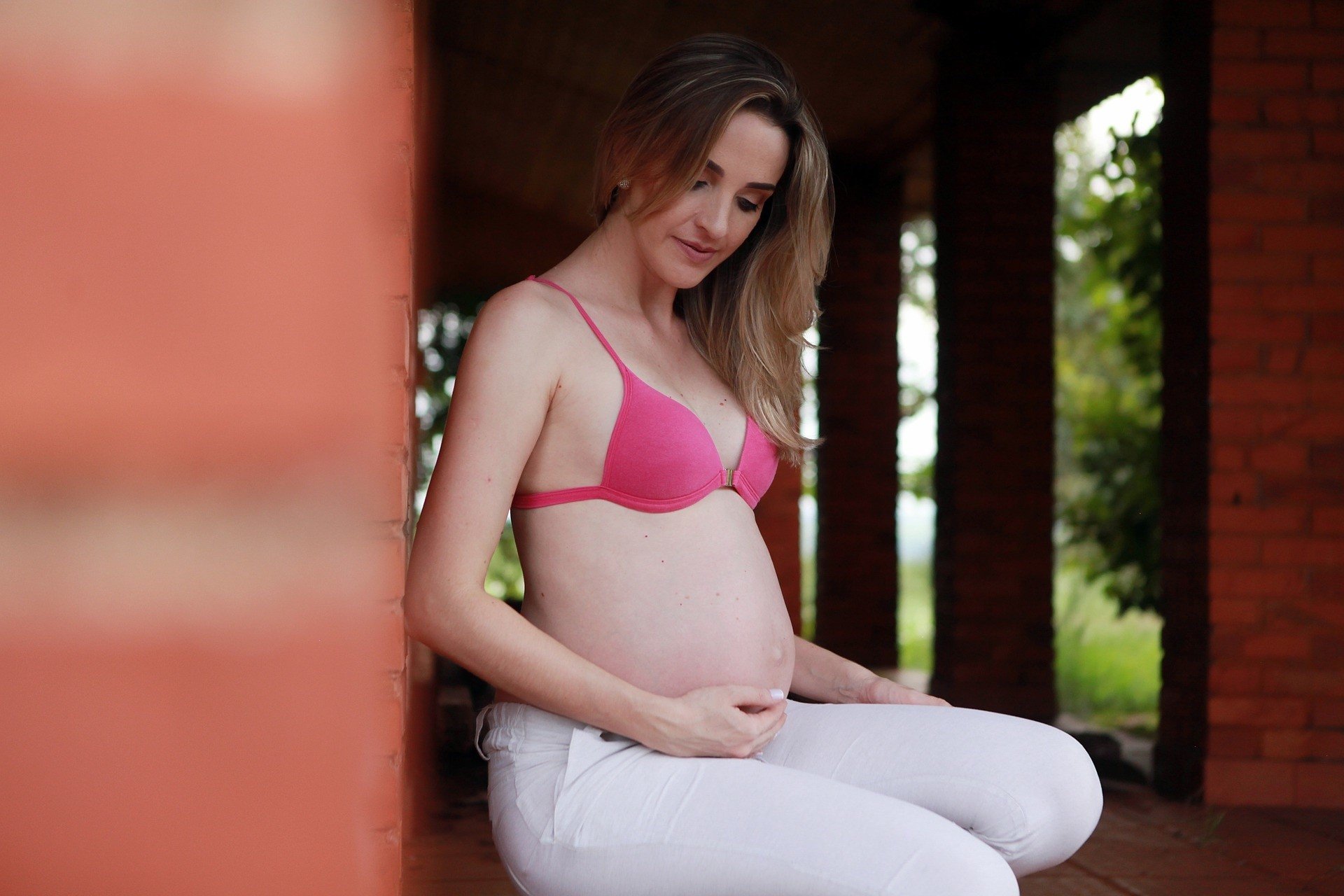 Biustonosz ciążowy – jak dobrać odpowiedni model? Czy warto kupować staniki  ciążowe? | Strona Kobiet