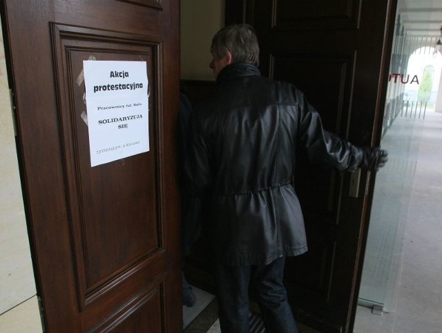 Informacja o akcji protestacyjnej na drzwiach wejściowych do Sądu Okręgowego w Kielcach.