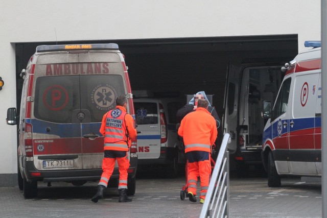 Przed Szpitalnym Oddziałem Ratunkowym w Kielcach w czwartkowy poranek.