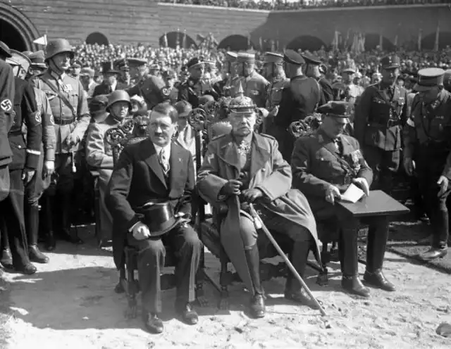 Adolf Hitler i prezydent Paul von Hindenburg. W Bytomiu Hitler odnosił się do wieku prezydenta