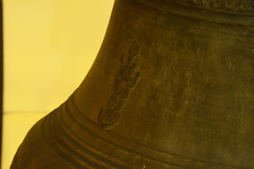 Ekspertyza wykazała pęknięcia na XVII-wiecznym dzwonie na wieży farnej w Krośnie [ZDJĘCIA]