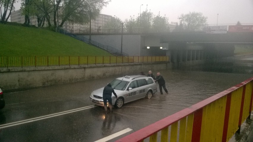 Woda zalała parkingi, piwnice oraz lokale. Białostockie...