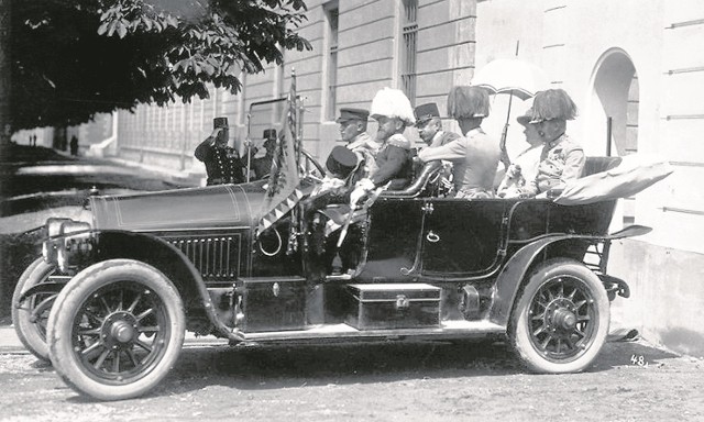 Niedziela, 28 czerwca 1914 roku. Arcyksiążę Franciszek Ferdynand i księżna Zofia odjeżdżają sprzed dworca w Sarajewie. Przed nimi siedzą: gubernator Bośni i Hercegowiny gen. Oskar Potiorek (odwrócony) i hrabia Franz Harrach. Za kierownicą - Leopold Lojka