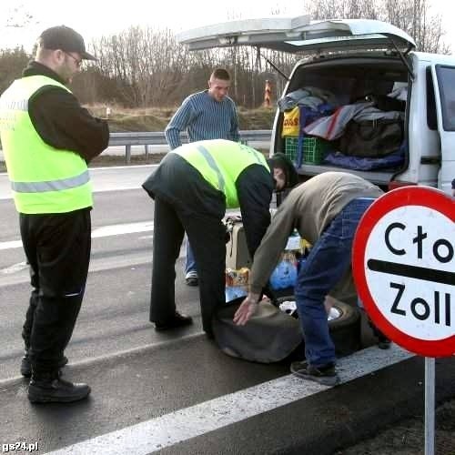 Okazywanie paszportów na granicach Polski z krajami Unii Europejskiej i kontrole celne w nocy z 21 na 22 grudnia przejdą do historii. Przemytnicy jednak nie mogą spać spokojnie, Straż Graniczna zostaje i będzie ich ścigać innymi metodami.