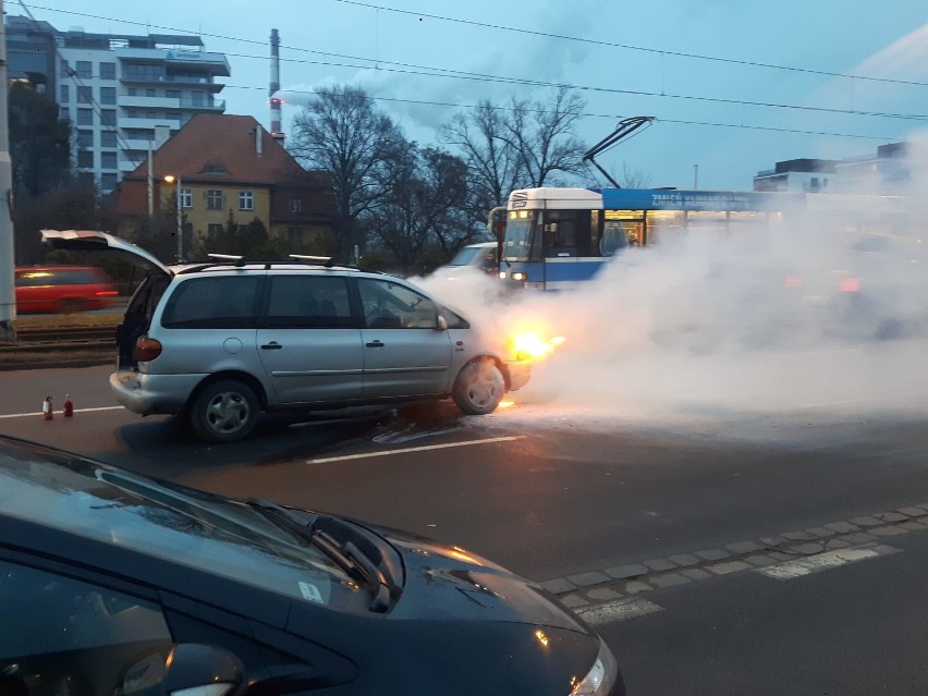 Samochód płonął w centrum miasta. Problem z przejazdem (ZDJĘCIA)