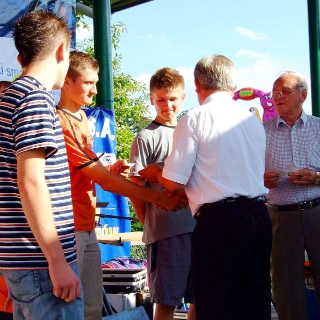 Młodzi działacze LKS-u dostali odznaki od prezesa klubu.