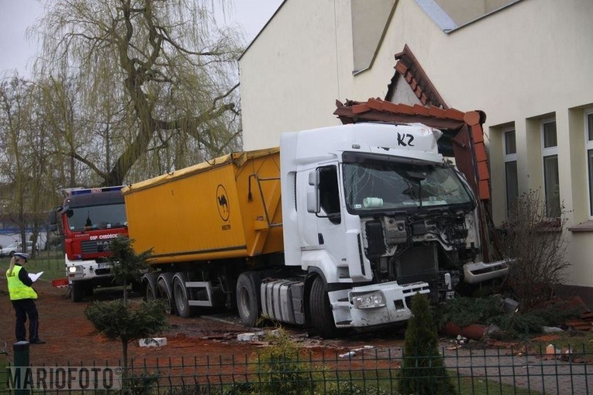 Ciężarówka wjechała w budynek szkoły w Chróścicach [zdjęcia]