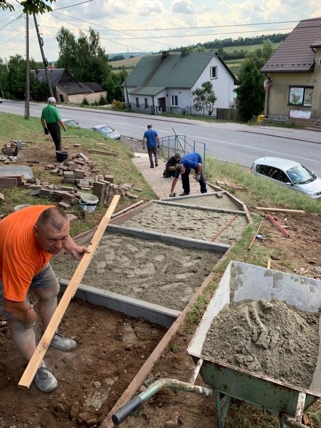  Przy kościele w Brzezinach wybudowali „schody do nieba”. To wspólne dzieło mieszkańców (ZDJĘCIA)