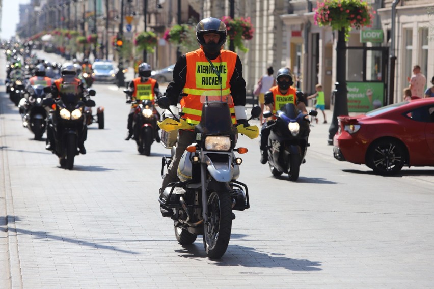 Parada motocyklistów lekarzy ulicą Piotrkowską w ramach zlotu „DoctorRiders”