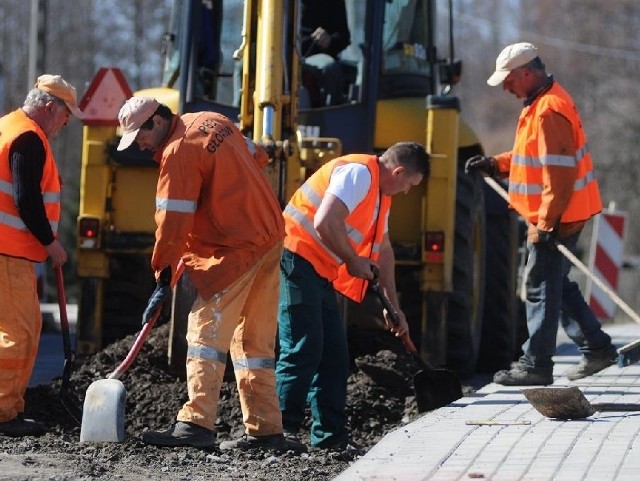 Pracownicy firmy PBG z Głogowa remontują drogę w Radzyniu obok Sławy.