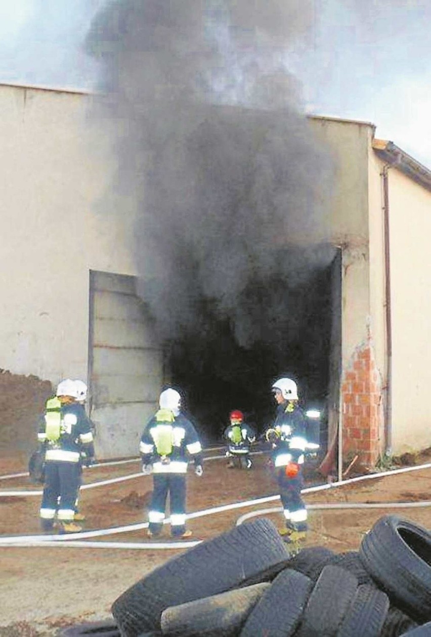 Strażacy gasili pożar przez siedem godzin. Zakład Eko-Curo,...