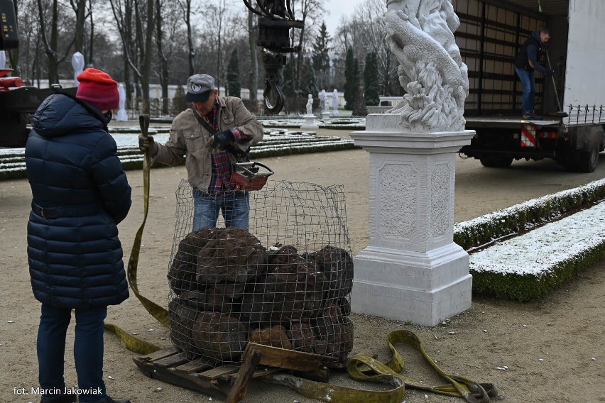 Pałac Branickich. Nowe rzeźby stanęły w fontannach Ogrodu...