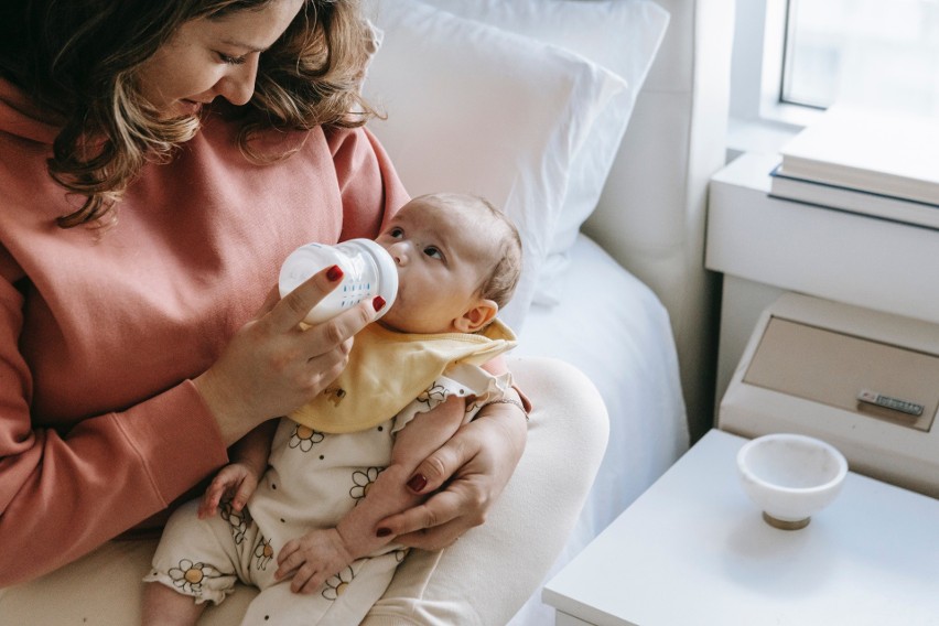Jak działają Banki Mleka Kobiecego? Sprawdź, jak przygotować i przechowywać mleko, które pomoże wykarmić noworodki
