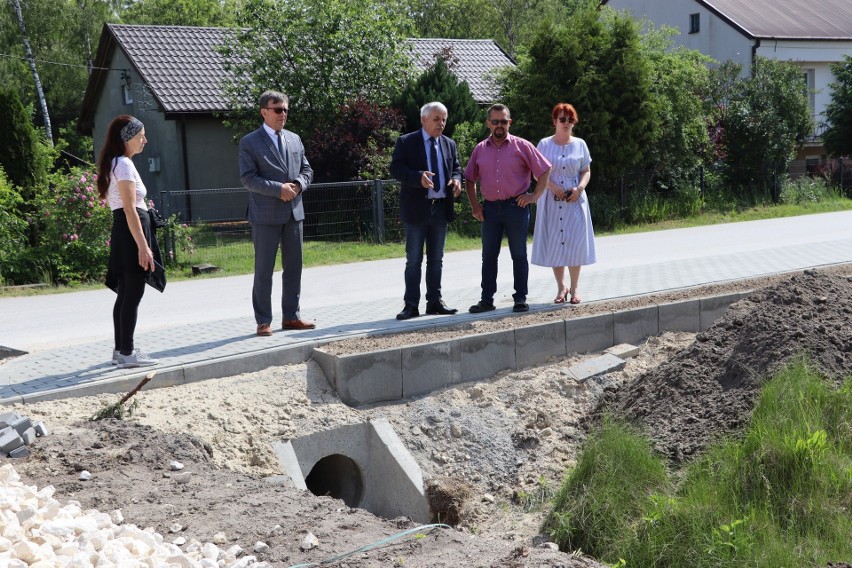 Trwa budowa 430 metrów chodnika w Tarnawej Górze w gminie Moskorzew. Sprawdź postęp prac. Zobacz zdjęcia