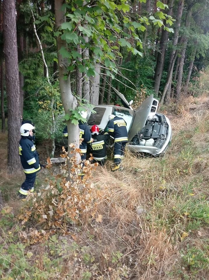 W okolicach Rekowa kierująca bmw, na zakręcie...