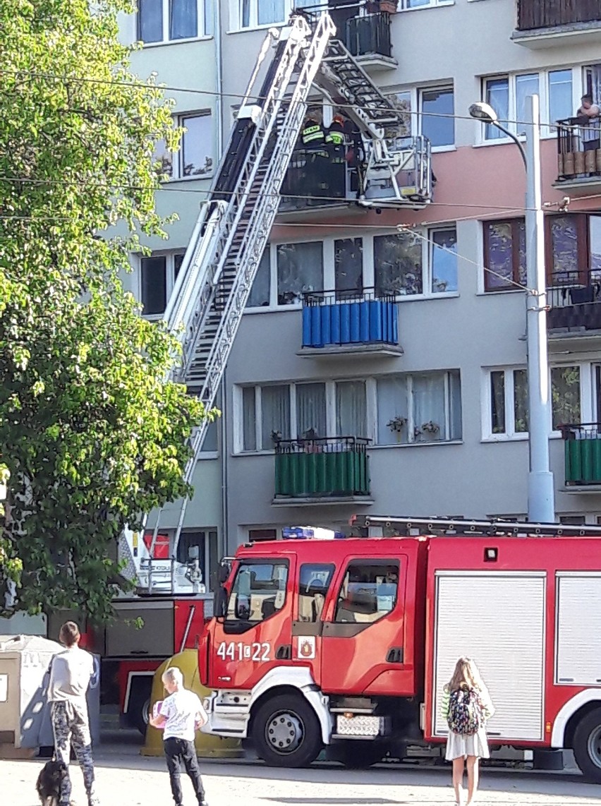 Strażacy od strony balkonu musieli dostać się do mieszkania...