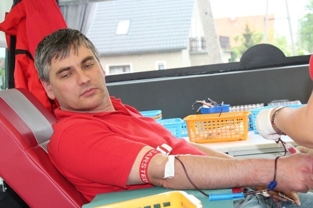 Strażacy z Chudoby po raz kolejny zorganizowali zbiórkę krwi. 26 osób oddało łącznie 11,7 litrów krwi . Na zdjęciu wójt Lasowic Wielkich Daniel Gagat, który jest członkiem OSP Chudoba.