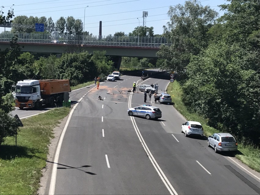 Wypadek w Gliwicach: Zderzyły się ciężarówka z dwoma...