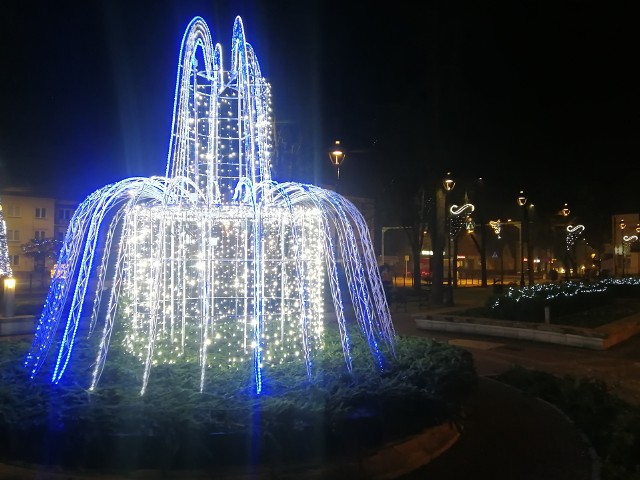 Podobnie jak w innych miasta, także i w Nisku zrobiło się świątecznie za sprawą iluminacji, jakie zdobią miedzy innymi Plac Wolności, wejście do Parku Miejskiego i uliczne latarnie. Szczególne wrażenie robi "ruchoma" świetlista fontanna. Zobaczcie kolejne zdjęcia na następnych slajdach.PRZESUŃ GESTEM LUB STRZAŁKĄ NA KLAWIATURZE