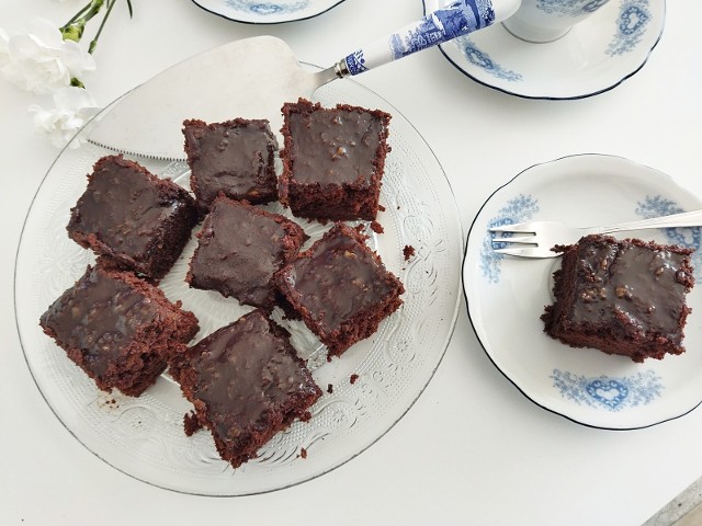 Pyszne, wilgotne czekoladowe ciasto z cukinii. Zobacz, jak je przygotować. Kliknij galerię i przesuwaj zdjęcia strzałkami lub gestem.