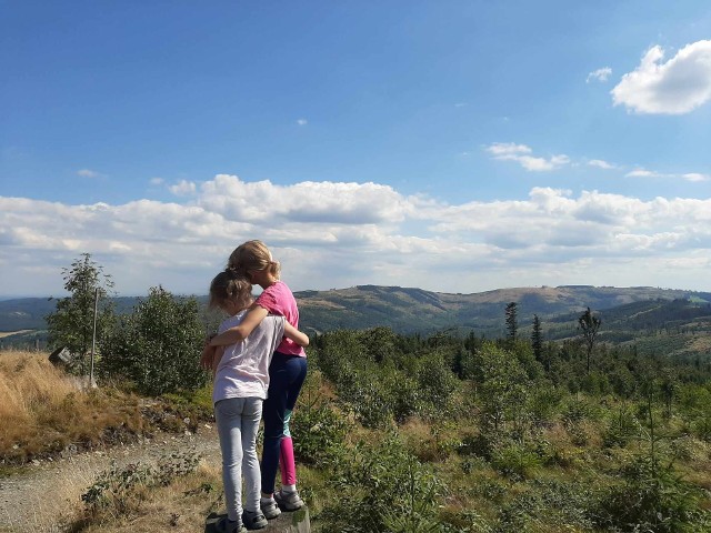 Rajd rodzinny dotrze na Kopę Biskupią. Góry Opawskie to idealne miejsce do zarażania dzieci zamiłowaniem do aktywności fizycznej i krajoznawstwa.