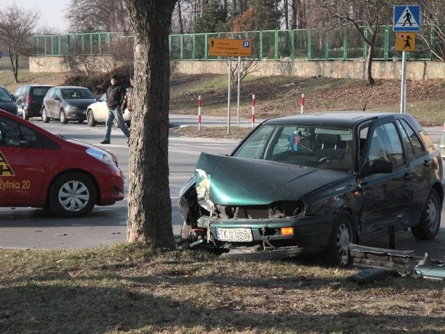 Rozbity volkswagen golf po zderzeniu z mercedesem.