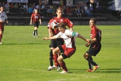 Mateusz Kłosowski (w czerwonej koszulce przy piłce) w dotychczasowych meczach zdobył prawie wszystkie bramki dla KS Zakopane. Z 7 zdobytych na boisku goli strzelił 6 bramek. Fot. Zdzisław Karaś