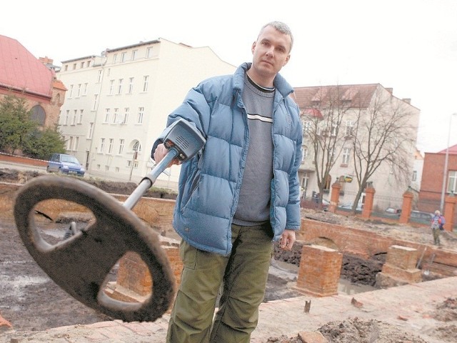 Tomasz Urbaniak wyszukuje historię Słupska nie tylko w dokumentach, ale także pod ziemią. Na zdjęciu na wykopaliskach archeologicznych w byłej słupskiej synagodze.