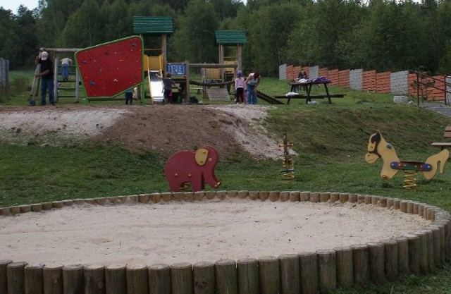 Na placu zabaw w Chrustach zainstalowano ściankę wspinaczkową i wymieniono nawierzchnię.  