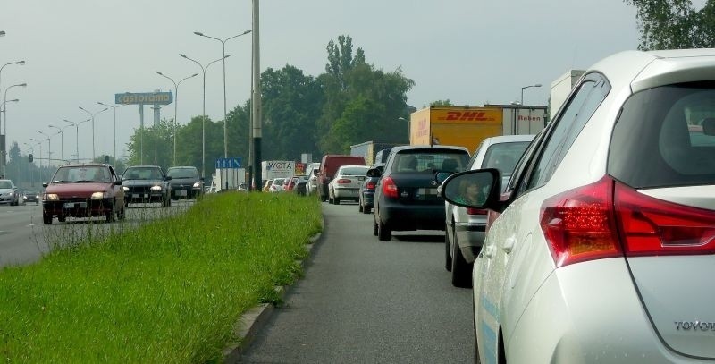 Wypadek na ul. Jana Pawła II. Zderzyły się 2 samochody, dwie osoby ranne