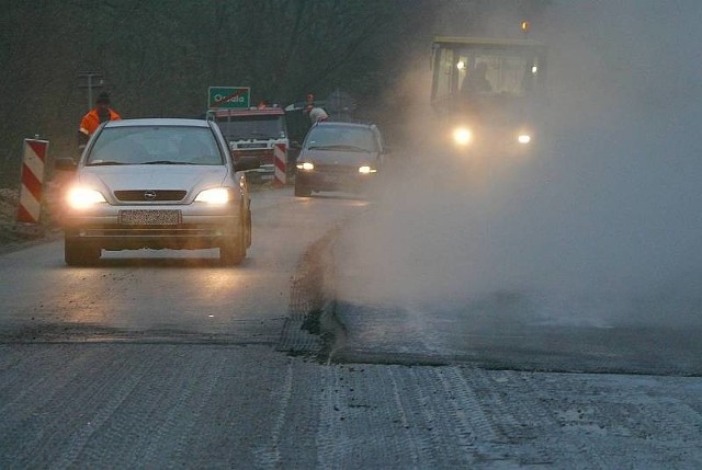 Ekipy na odcinku z Ossali do Niekrasowa układają nowy dywanik asfaltowy. Po prawej finalna warstwa. Po lewej warstwa położona na wzmocnione pobocze oraz frezowaną część jezdni.