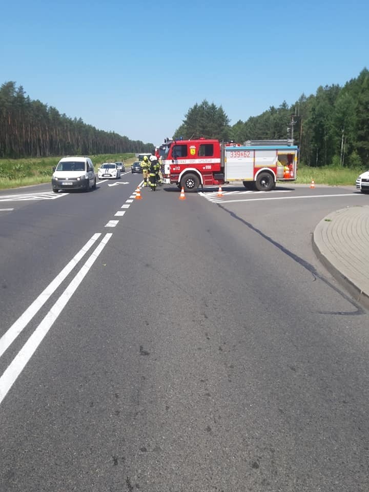 Na miejscu pracowały trzy zastępy straży pożarnej, dwie...